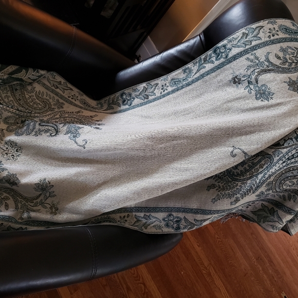 Beautiful Reversable Scarf - Picture 5 of 5